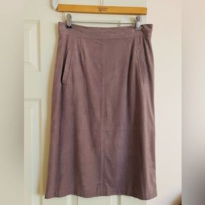 Casual Cremieux skirt with side pockets and hidden zipper. Soft and comfortable.